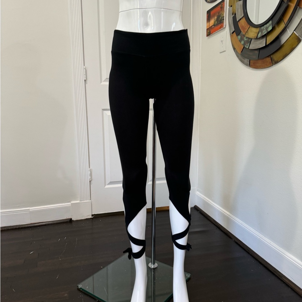 VICTORIA’S SECRET SPORT, black ballet-tie leggings, size small